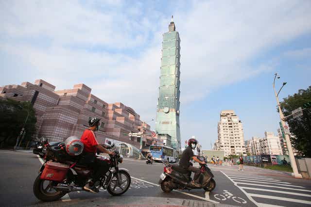 <p>People ride past Taipei 101 building in Taipei, Taiwan, Saturday, May 15, 2022 </p>