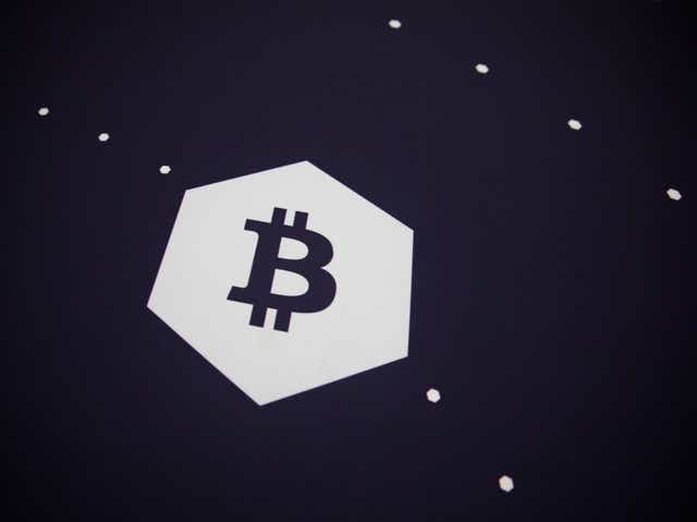 Se ve un logotipo de bitcoin durante la Conferencia Bitcoin 2022 en el Centro de Convenciones de Miami Beach el 8 de abril de 2022 en Miami, Florida