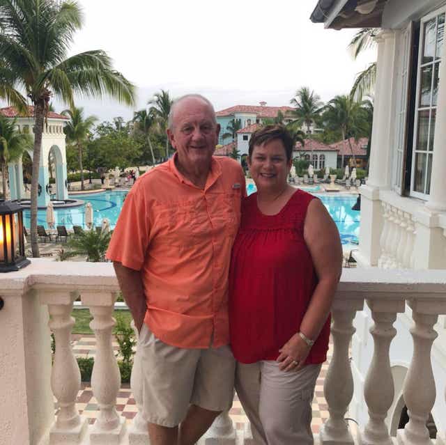 MIke Phillips y su esposa, Robbie, fueron encontrados muertos la semana pasada en su villa en Sandals Emerald Bay en las Bahamas. Eran dueños de una agencia de viajes en Tennessee, que se especializaba en resorts Sandals.