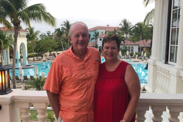 MIke Phillips y su esposa, Robbie, fueron encontrados muertos la semana pasada en su villa en Sandals Emerald Bay en las Bahamas. Eran dueños de una agencia de viajes en Tennessee, que se especializaba en resorts Sandals.