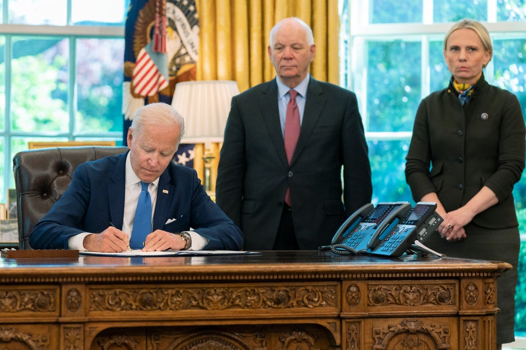 Biden signs Ukraine bill, seeks $40B aid, in Putin rejoinder Biden 17168