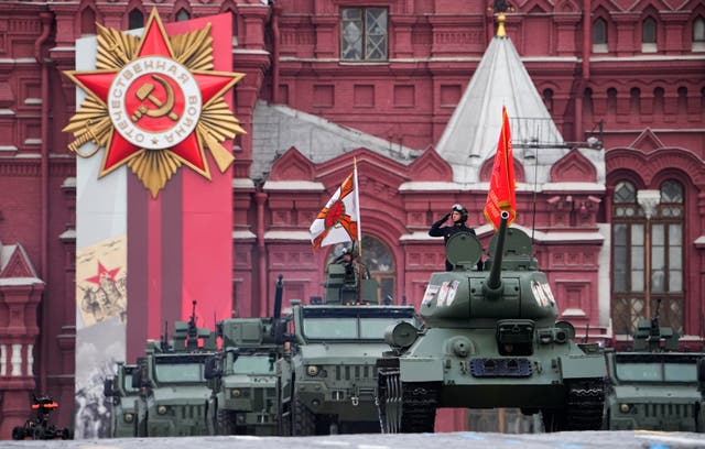 <p>Vehículos militares durante el desfile por el Día de la Victoria </p>