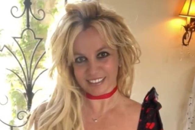 <p>Los fanáticos de Britney Spears están apoyando a la cantante después de un 'volcado de fotos' de fotos desnuda</p>