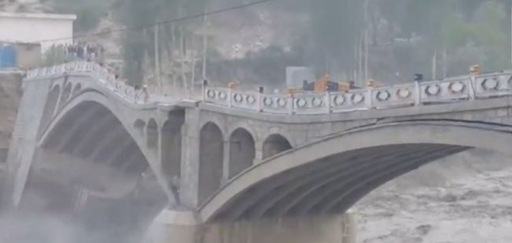 Historic Pakistan bridge collapses amid heatwave