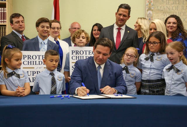 <p>Ron DeSantis expandió el programa de vales escolares, pero no le importa la discriminación a los alumnos LGBT </p>