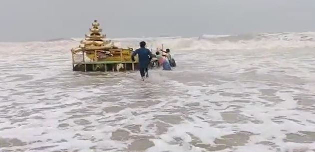 Local villagers and fisherfolk pulled the chariot out of water with the help of ropes