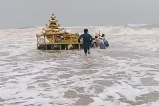<p>Local villagers and fisherfolk pulled the chariot out of water with the help of ropes</p>
