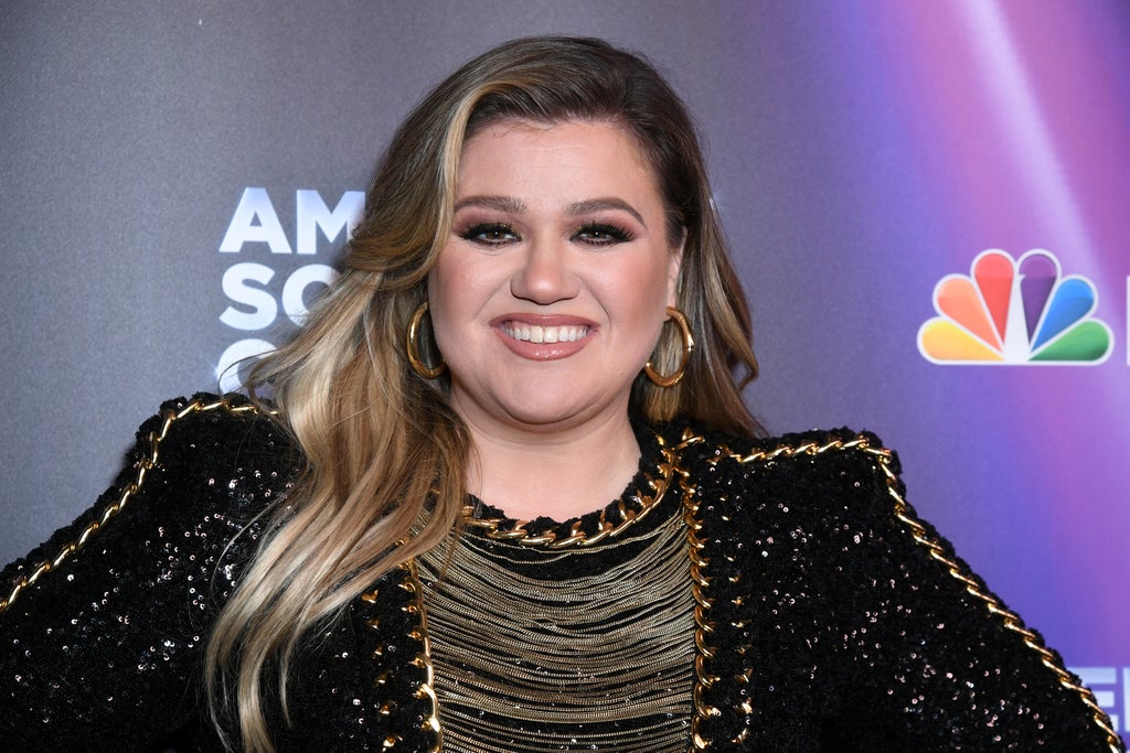 Kelly Clarkson reveals why she ‘almost broke down’ on Mother’s Day