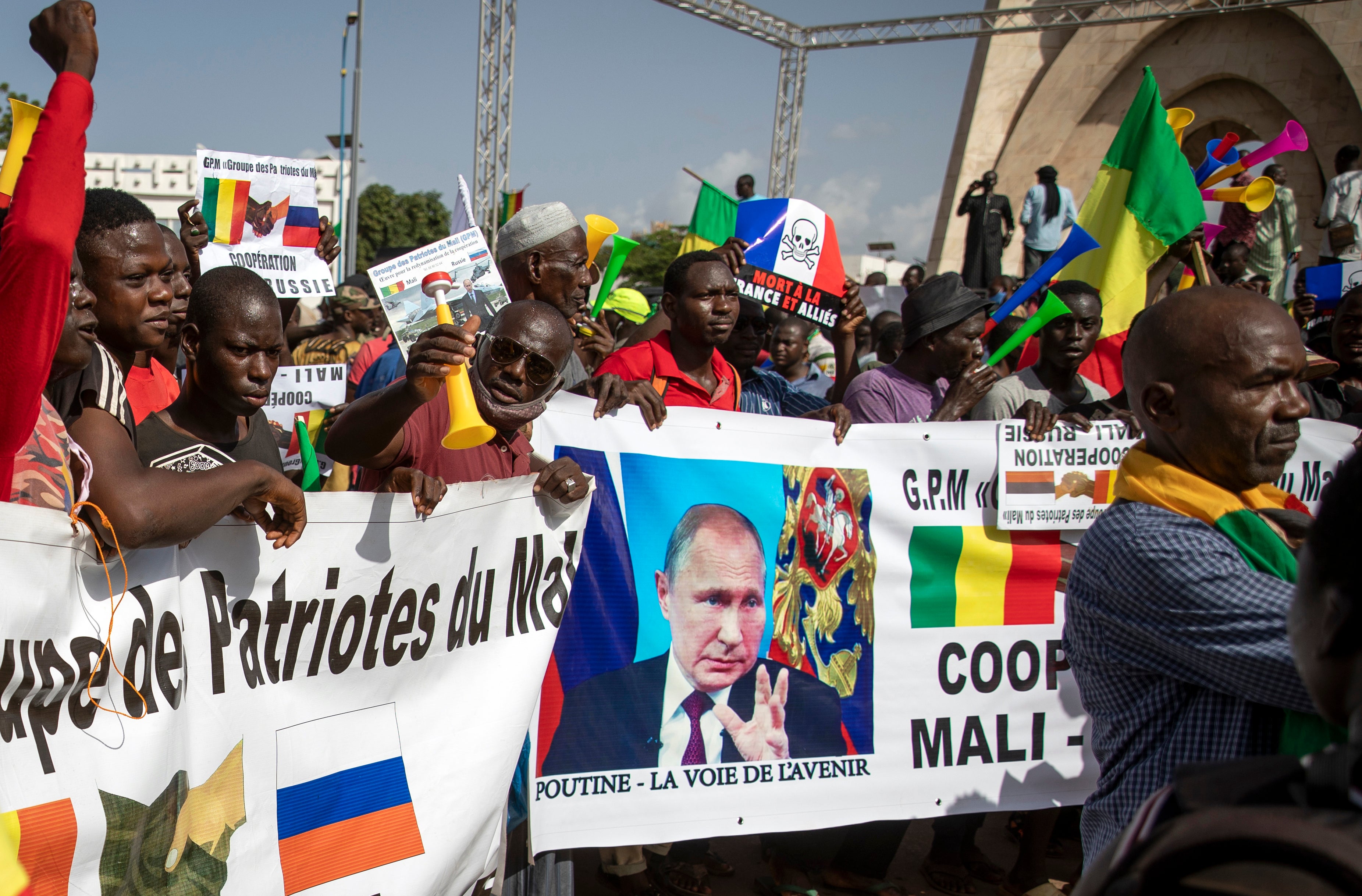 Malians demonstrate against France and in support of Russia on the 60th anniversary of the independence
