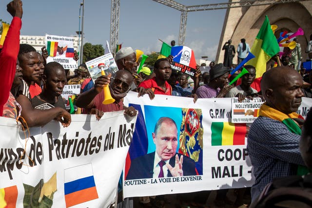 <p>Malians demonstrate against France and in support of Russia on the 60th anniversary of the independence</p>