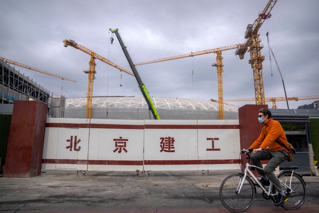 China fights economic slump, sticks to costly ‘zero COVID’