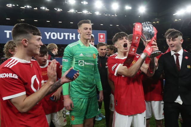 <p>Alejandro Garnacho lifts the FA Youth Cup trophy after victory over Forest on Wednesday </p>