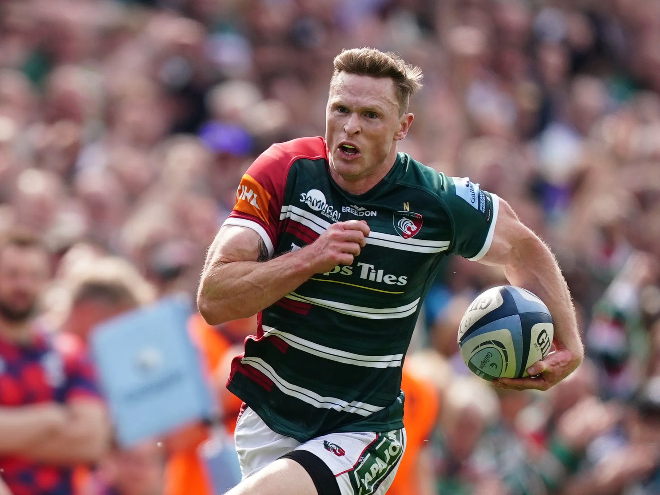 Leicester wing Chris Ashton has agreed a new deal with the Tigers