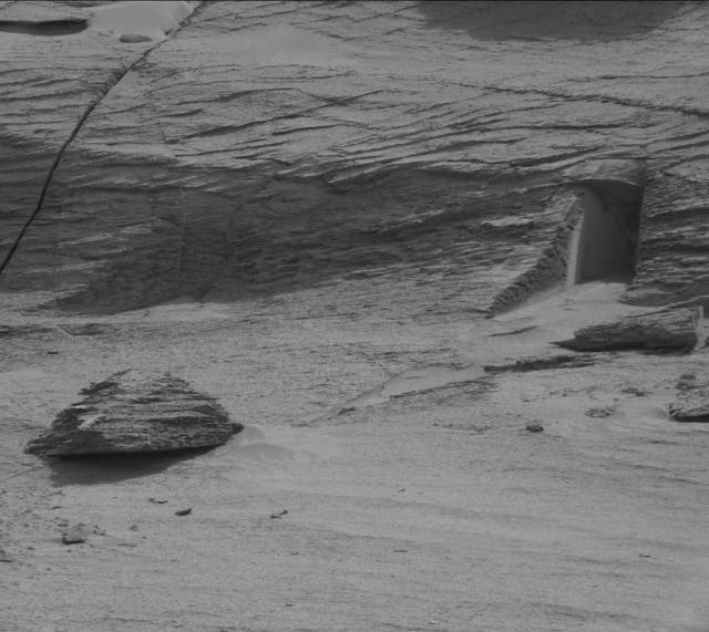 Formación rocosa similar a una puerta en Marte detectada por el rover Curiosity
