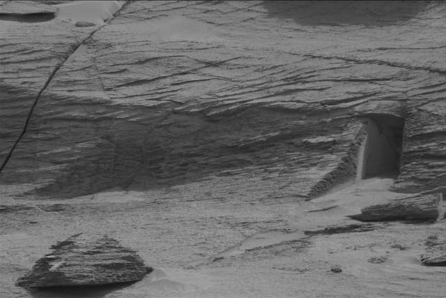 Formación rocosa similar a una puerta en Marte detectada por el rover Curiosity
