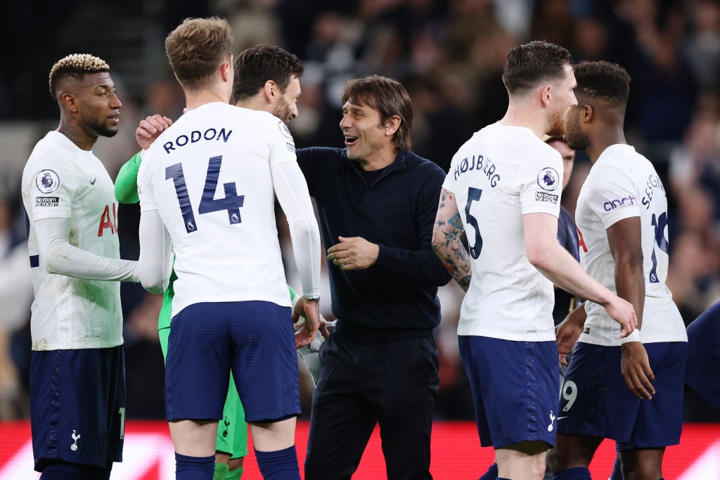 Antonio Conte congratulates his players at the final whistle on Thursday evening
