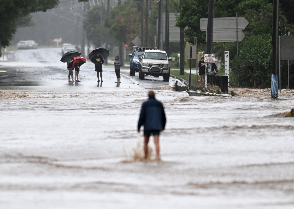 Avustralya'nın Queensland bölgesinde şiddetli yağmur nedeniyle tahliyeler bir düzineden fazla acil durum uyarısını tetikledi