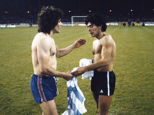 <p>El capitán de Inglaterra, Kevin Keegan, intercambia camisetas con un adolescente Diego Maradona tras un partido amistoso en el estadio de Wembley entre Inglaterra y Argentina el 13 de mayo de 1980 </p>