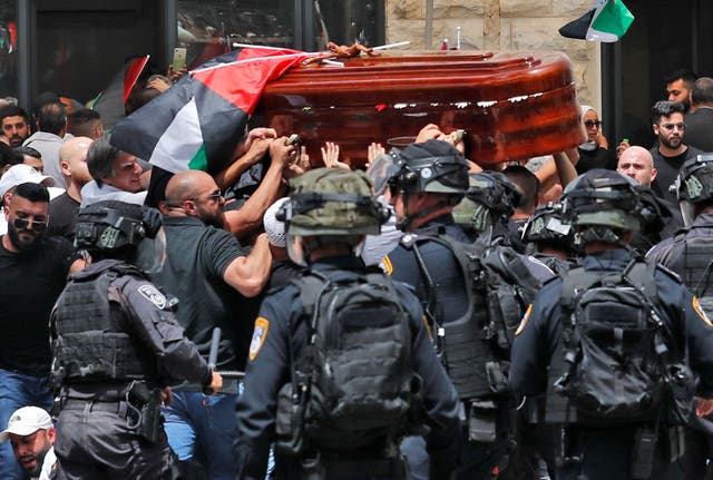 <p>Violence erupts between Israeli security and mourners from carrying the casket of slain  Al-Jazeera journalist </p>
