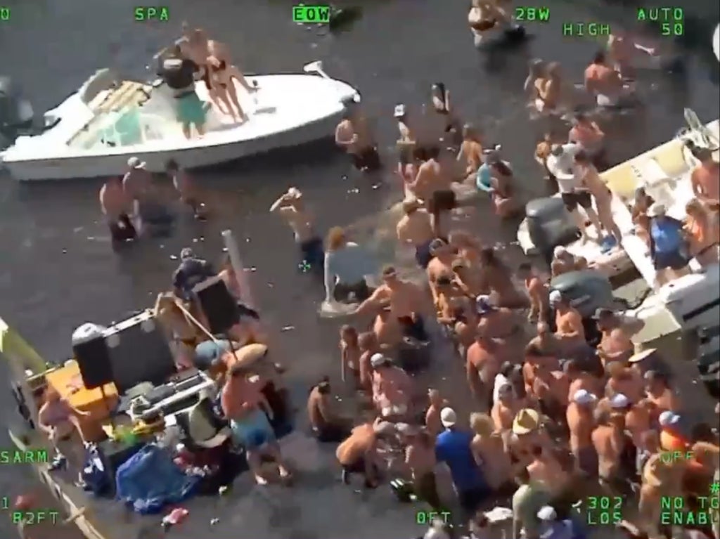 Video, Florida'daki 'kargaşa' tekne partisinde çıkan toplu kavgayı gösteriyor