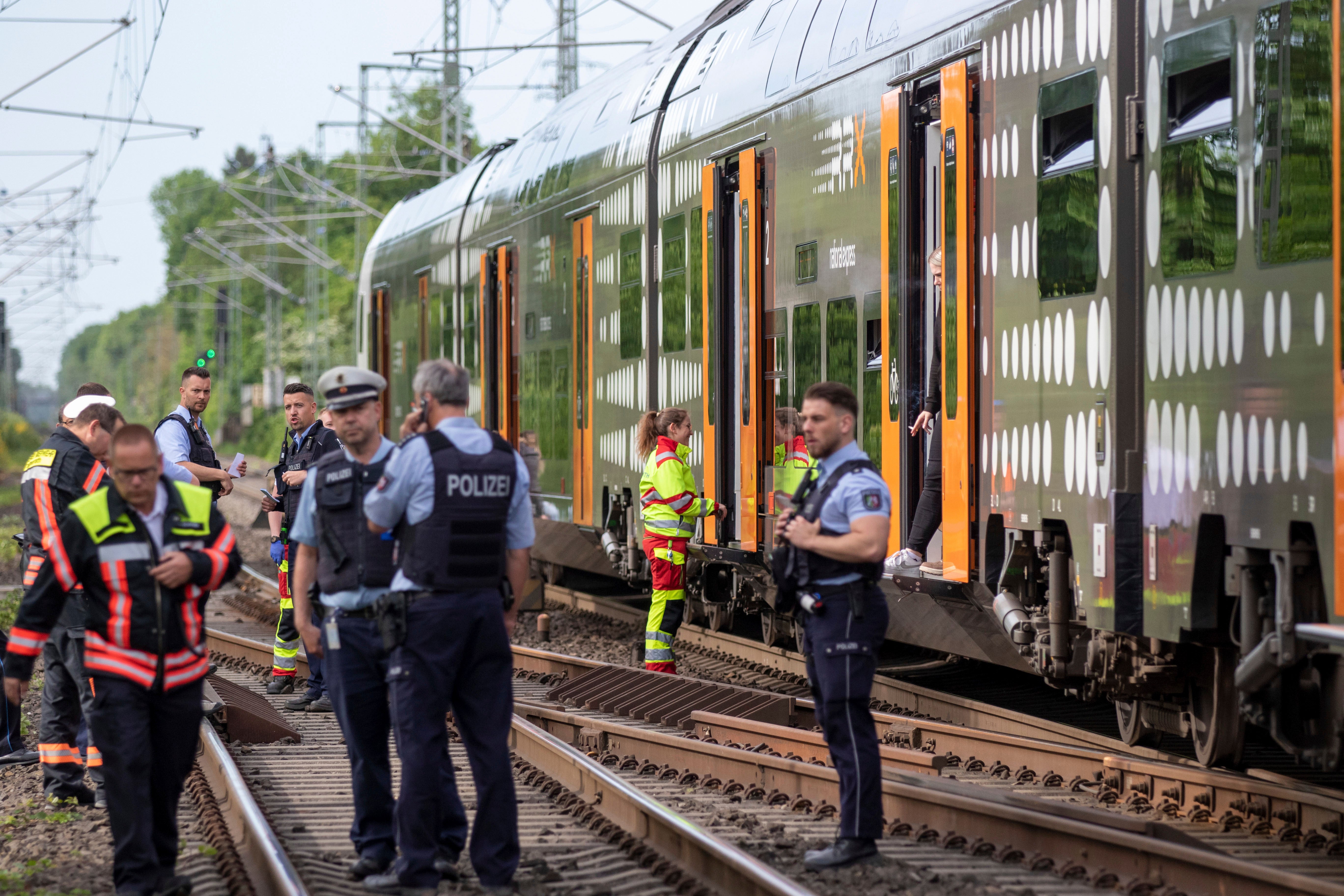 Police officers standing in front of a regional train in Herzogenrath