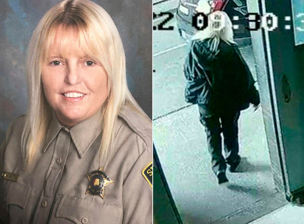 <p>Vicky White fotografiada con su uniforme (izquierda) y en las cámaras de vigilancia en el momento en que ayudó a su amante a huir de la cárcel (derecha)</p>