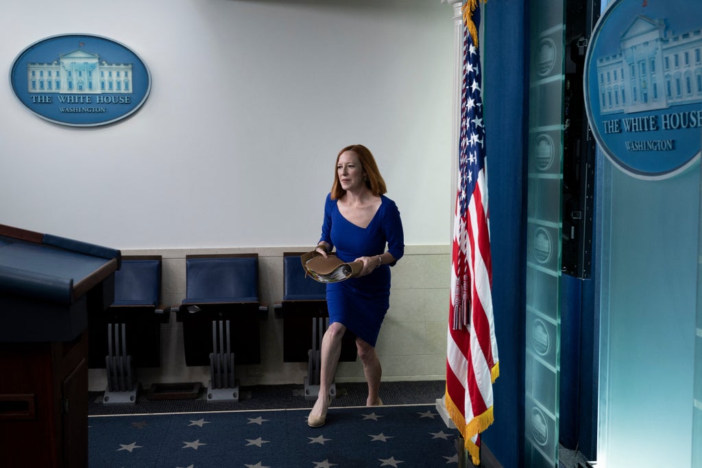 Jen Psaki, Beyaz Saray basın sekreteri olarak son brifinginde gözyaşlarıyla savaşıyor