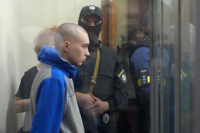<p>El sargento del ejército ruso Vadim Shishimarin, de 21 años, aparece detrás de un cristal durante una audiencia judicial en Kyiv, Ucrania</p>