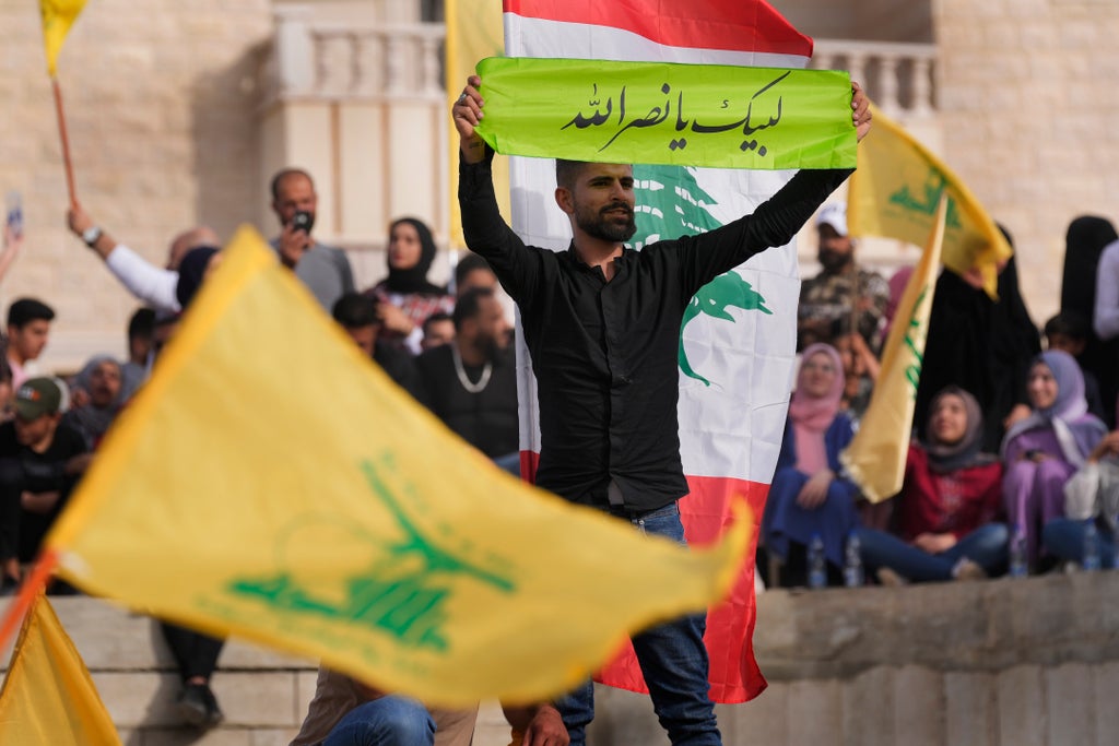 Lübnan'da Pazar günü yapılacak seçimlerin kalbinde Hizbullah silahları var