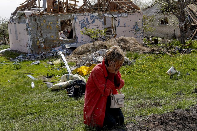 <p>Una mujer preocupada afuera de su hogar destruido en la aldea de Vilhivka en Kharkiv </p>