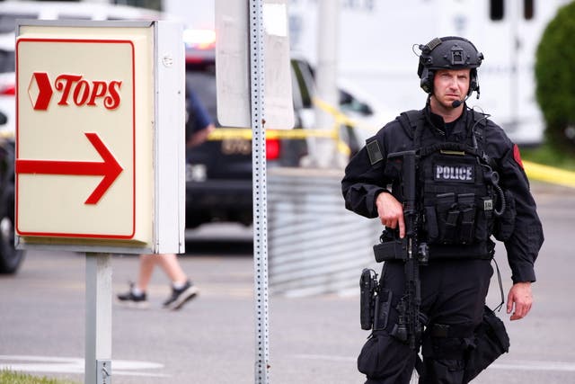 Los oficiales de policía aseguran la escena después de un tiroteo en el supermercado TOPS en Buffalo, Nueva York, EE. UU., 15 de mayo de 2022