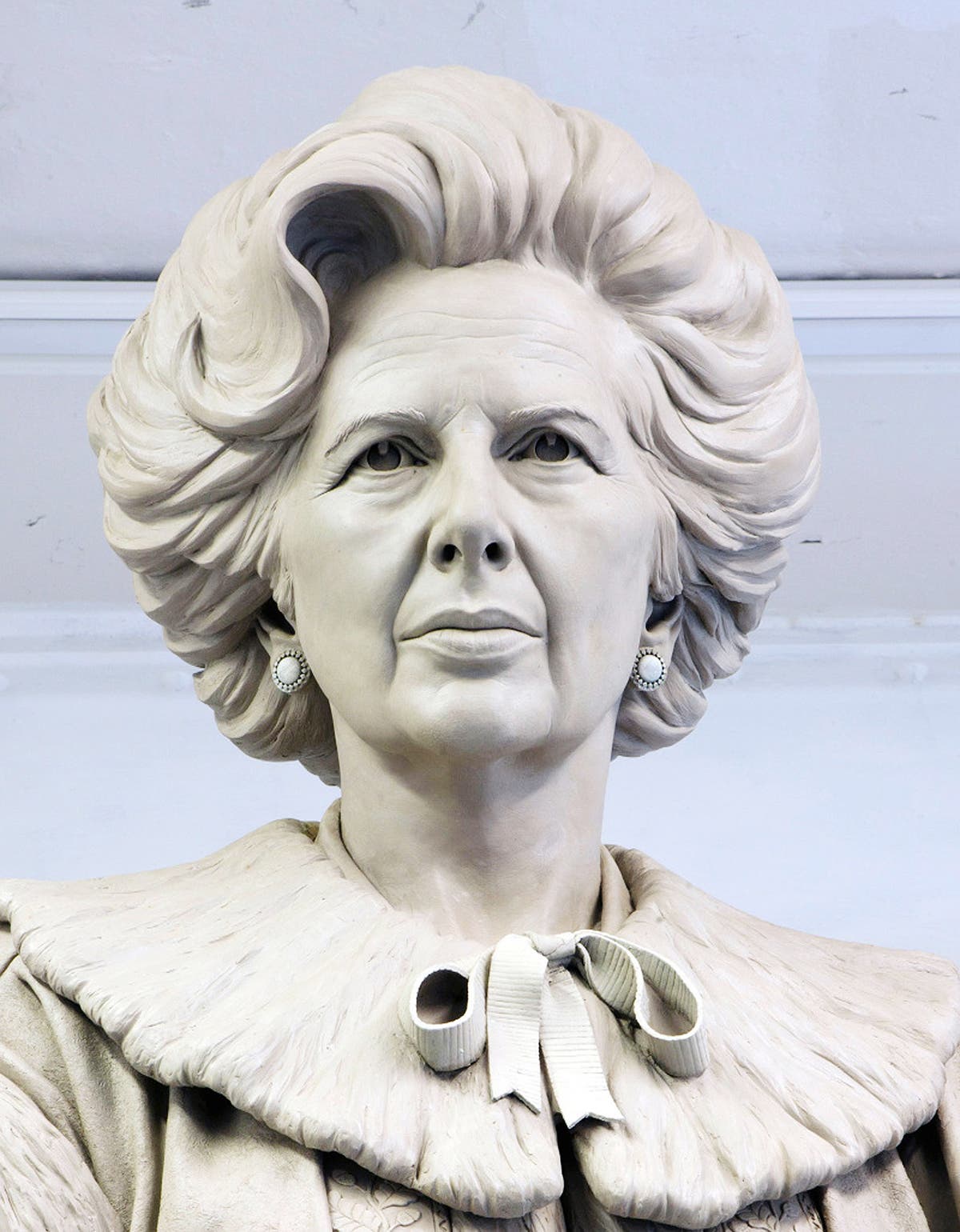 Thatcher statue to finally be lowered into place despite ‘egg-throwing’ threats Thatcher statue to finally be lowered into place despite ‘egg-throwing’ threats