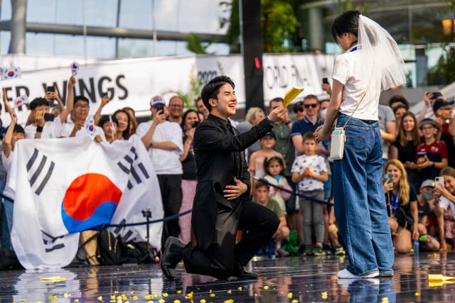<p>Aerobatics winner Seunghoon Lee, from South Korea, proposed to his girlfriend after being crowned the champion. (Red Bull Paper Wings)</p>