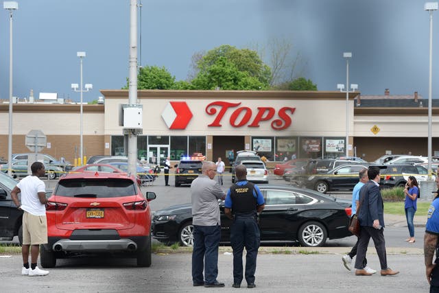 <p>La policía en la esecena del tiroteo en el supermercado Tops Friendly de Buffalo </p>