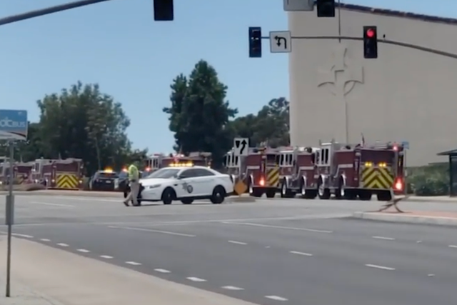 Vehículos del departamento de policía y bomberos afuera de una iglesia en Laguna Woods, California, donde una persona murió y cinco resultaron heridas en un tiroteo.