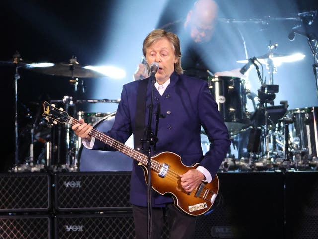 Paul McCartney se presenta en el SoFi Stadium en Inglewood, California, el 13 de mayo.