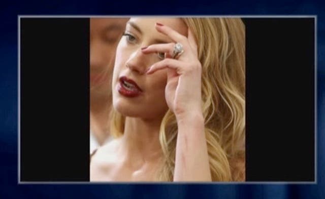 <p>El tribunal ve fotos del brazo con cicatrices de Amber Heard durante una alfombra roja</p>