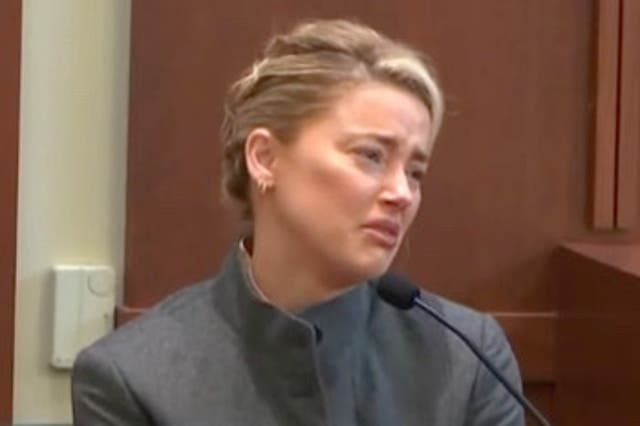 Amber Heard llora mientras dice que temía no sobrevivir si no solicitaba el divorcio