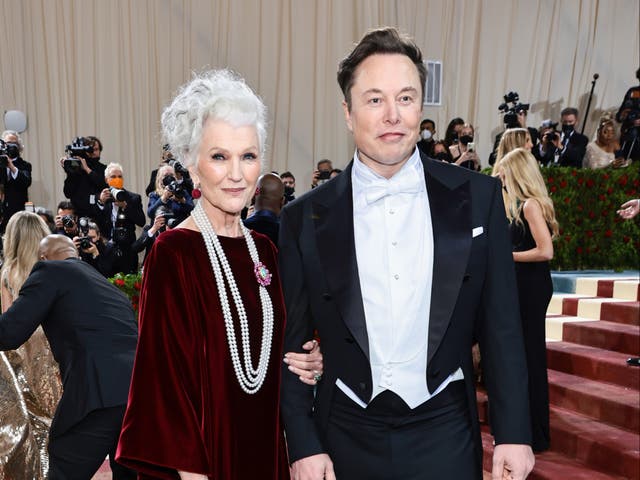 <p>Maye Musk junto a su hijo Elon en la Met Gala </p>