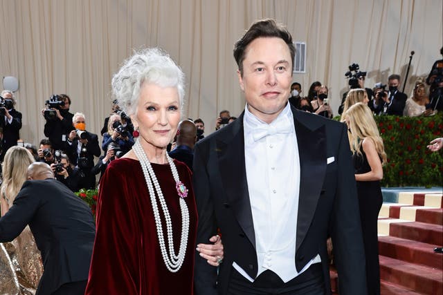 <p>Maye Musk junto a su hijo Elon en la Met Gala </p>