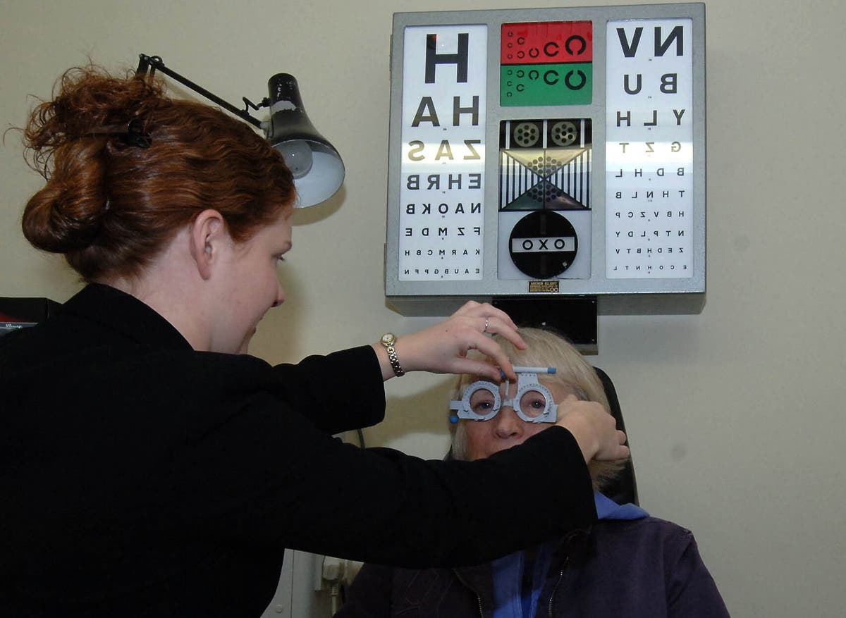 Очни пациенти, принудени да отидат на частно лечение или да ослепеят поради нарастващите списъци на чакащите в NHS