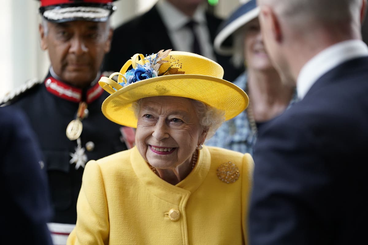 Queen makes surprise appearance at Paddington station to see Elizabeth Line