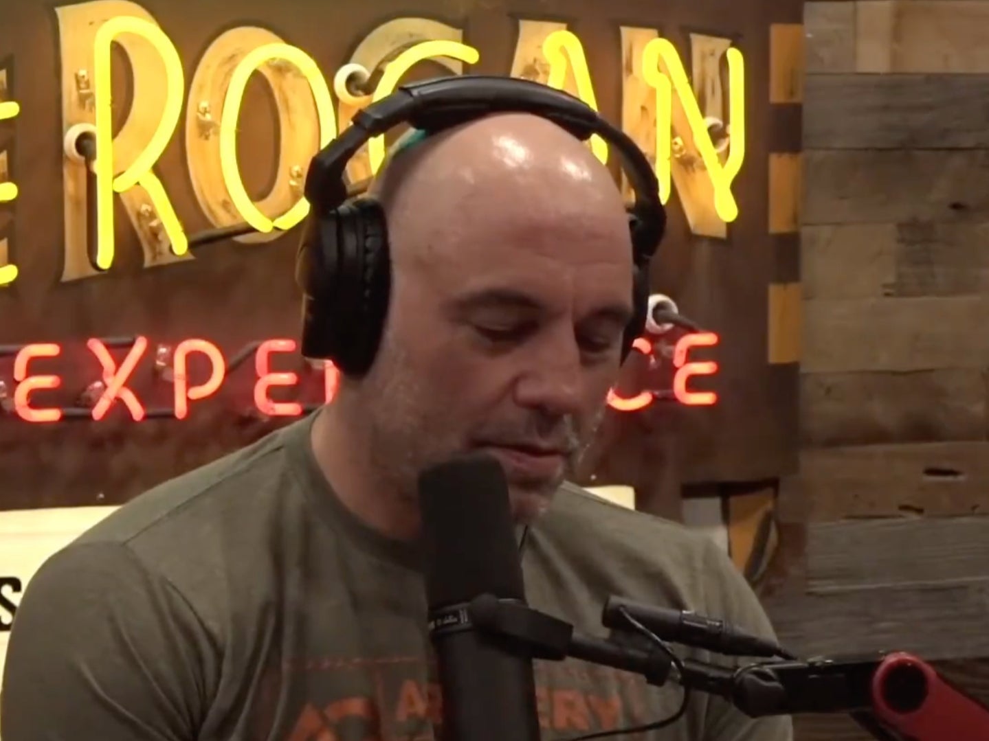 Joe rogan tried to find the ‘fake’ news story on his phone