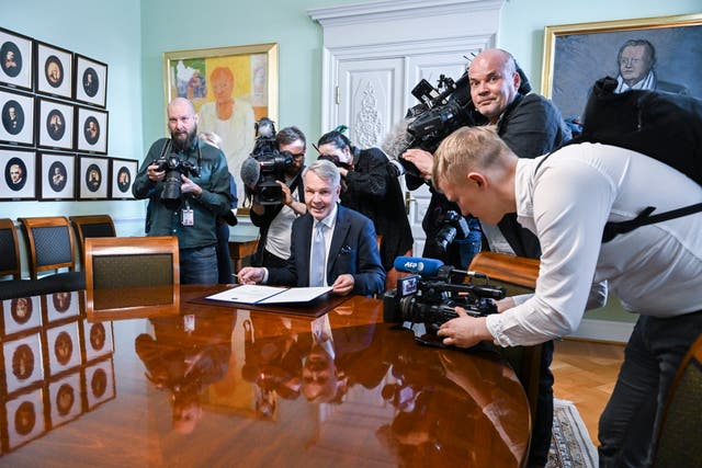 El ministro de Relaciones Exteriores de Finlandia, Pekka Haavisto, firma la solicitud de ingreso de su país en la OTAN en Helsinki el martes.