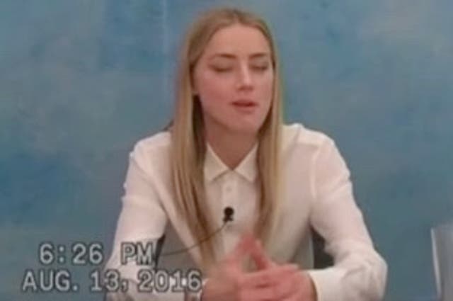 Amber Heard pone los ojos en blanco en su declaración de 2016