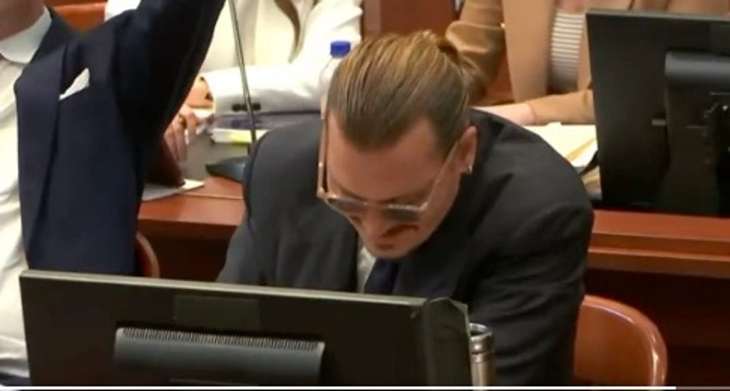 Amber Heard'ın avukatı onun sesini taklit ederken Johnny Depp gülümsüyor