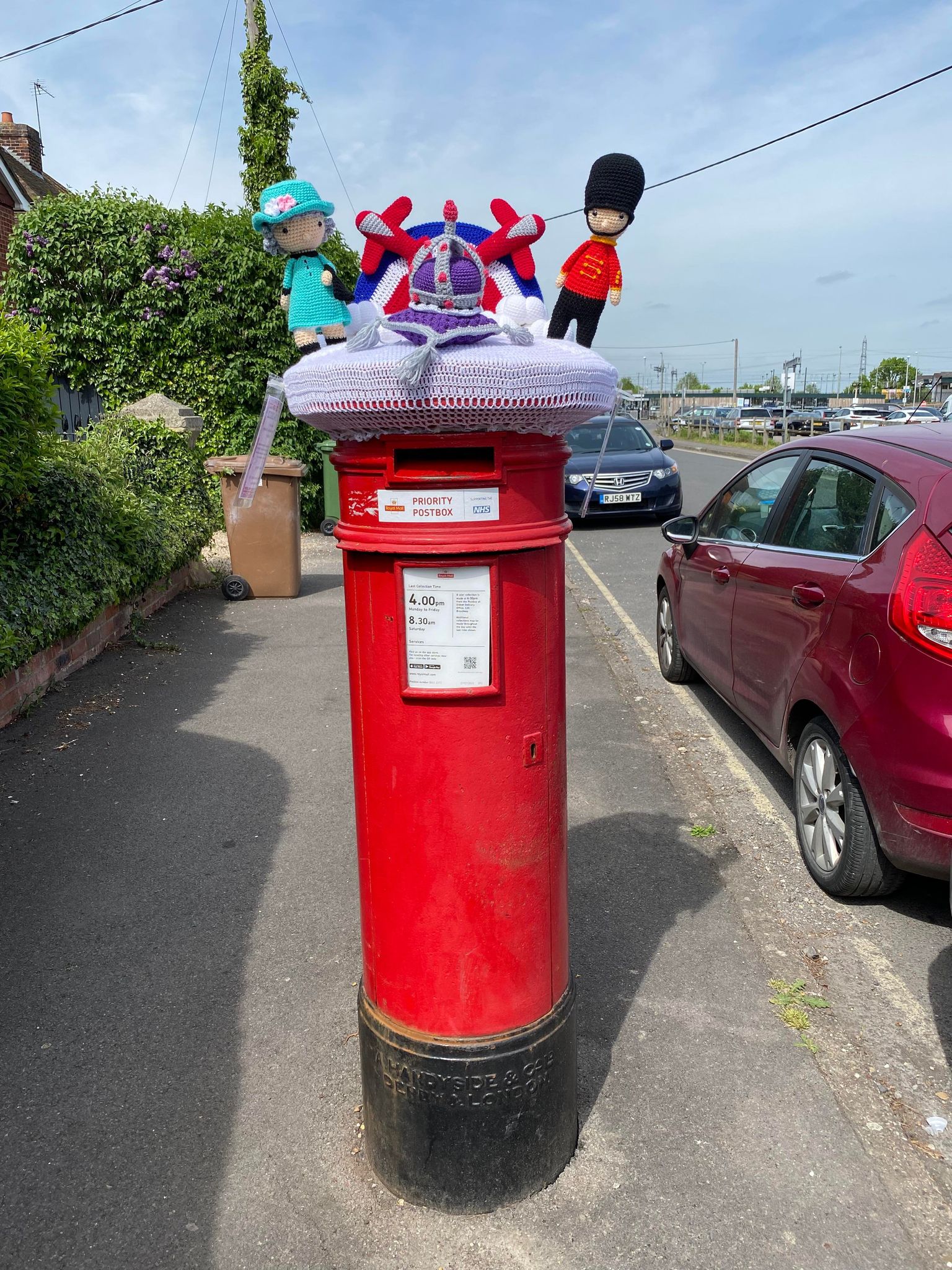 One crochet expert has decorated a nearby post box in Didcot, Oxfordshire (Yarnsy/PA)