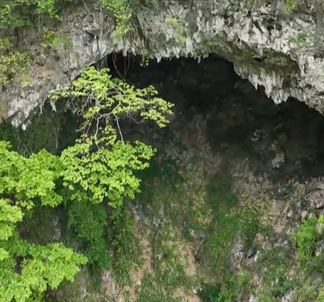 Un equipo de exploración de cuevas descubrió un sumidero gigante en el sur de China, lo que eleva a 30 el número de sumideros de este tipo en el condado.
