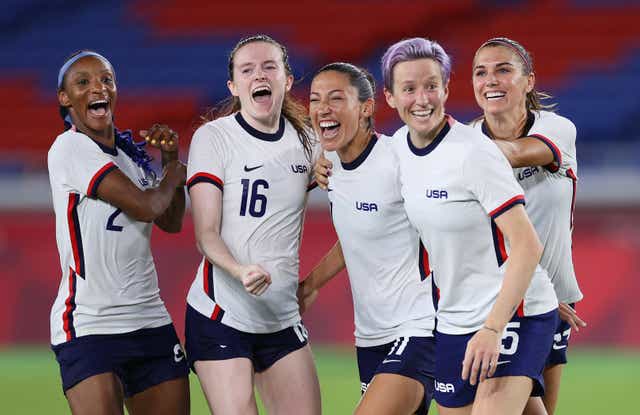 <p>The United States celebrate following victory at the Tokyo 2020 Olympic Games</p>