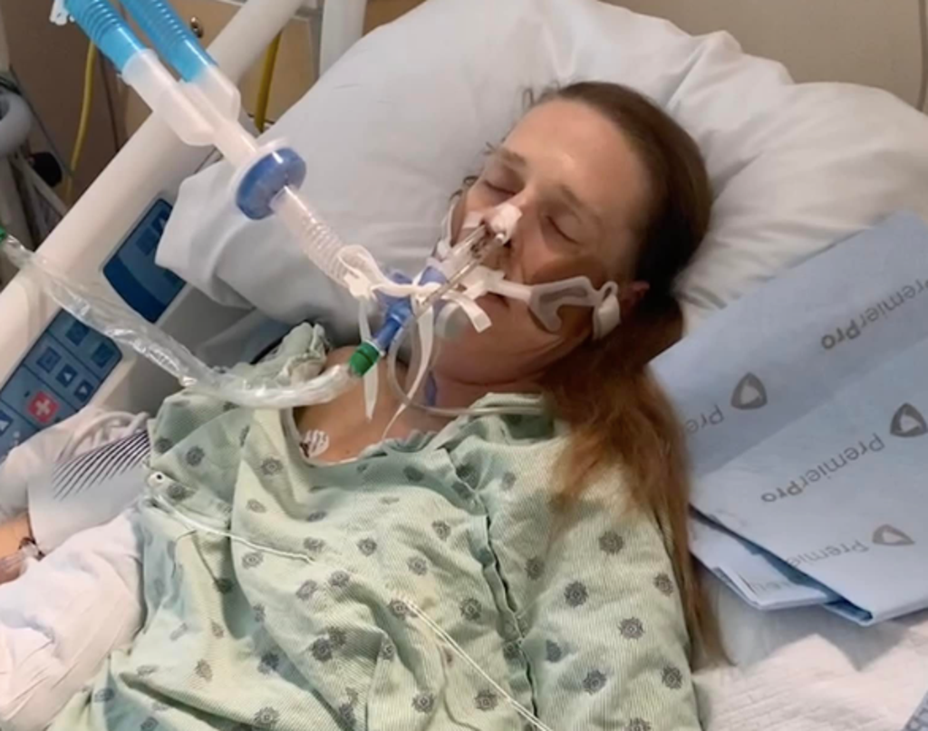 Kadın, köpeğinin kafasına vurduktan sonra yaşam desteğini taktı